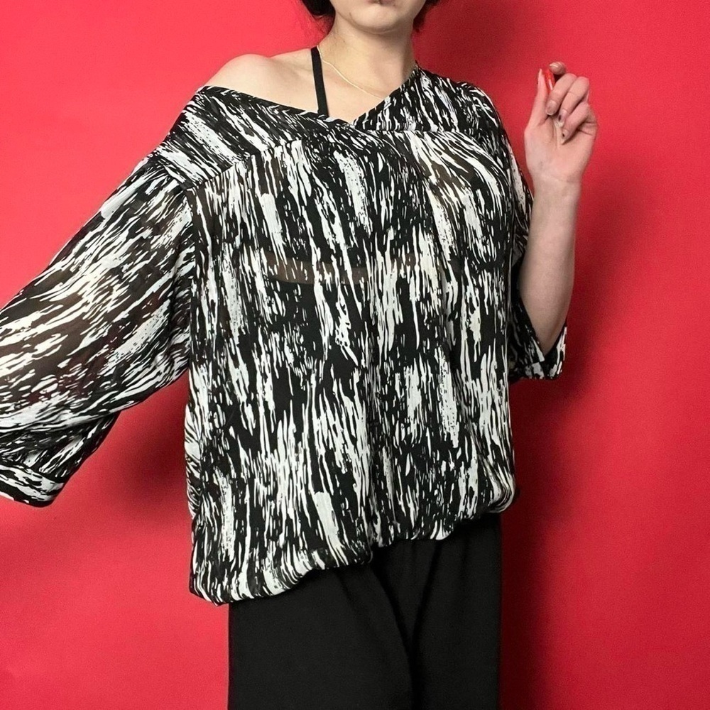 Loose flowy abstract shirt ๐ค๐คโโโโโโโโโโโโโโโโ - Picture 2 of 5